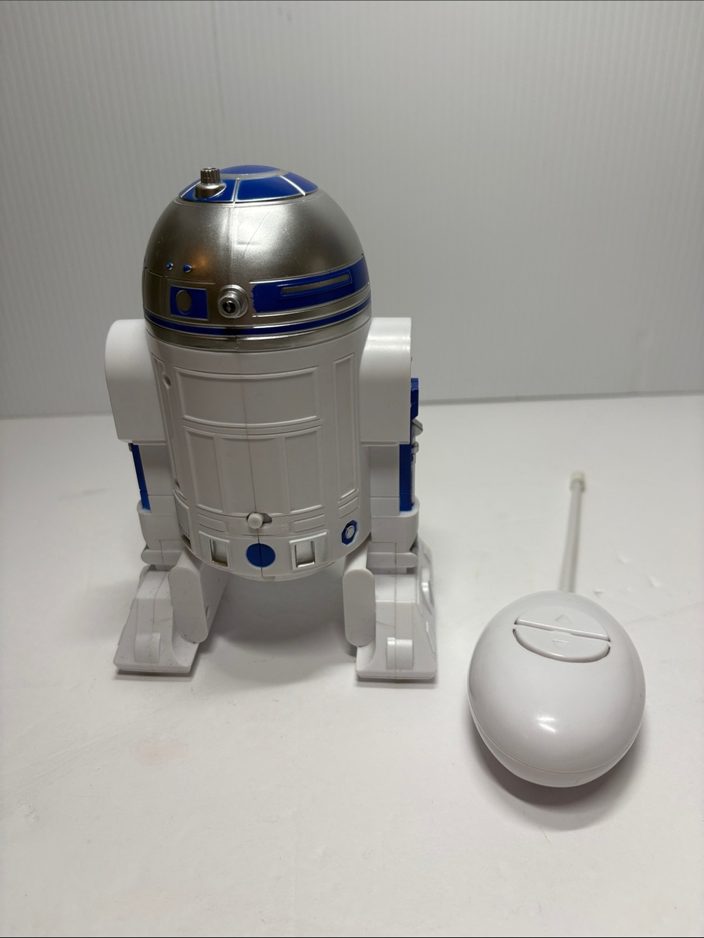 Star Wars R2-D2 Remote-Controlled Droid Action Figure - Picture 3 of 6